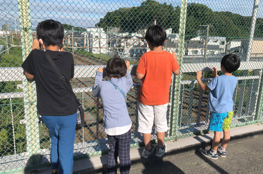 パン売り場での交流を楽しむお子さん