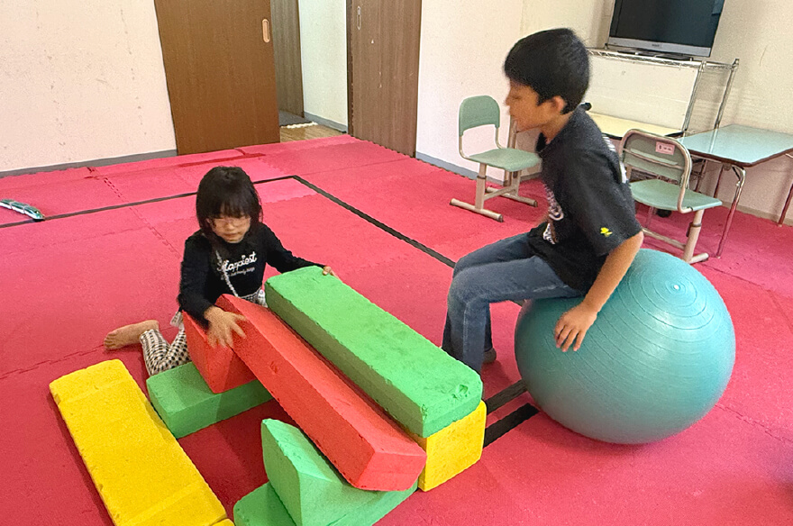 パン売り場での交流を楽しむお子さん